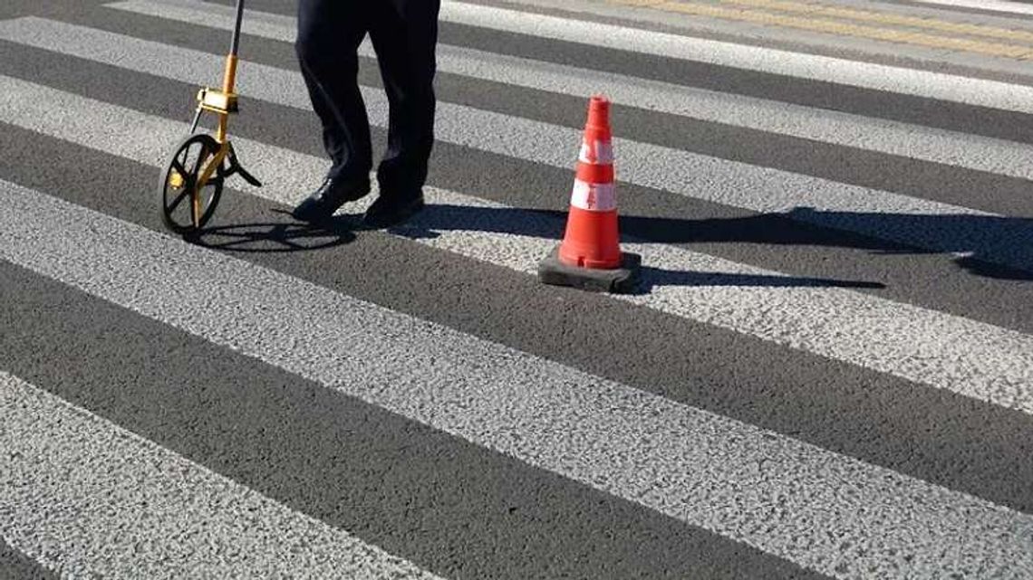 75-latek wjechał na przejściu dla pieszych w kobietę prowadzącą wózek z dzieckiem