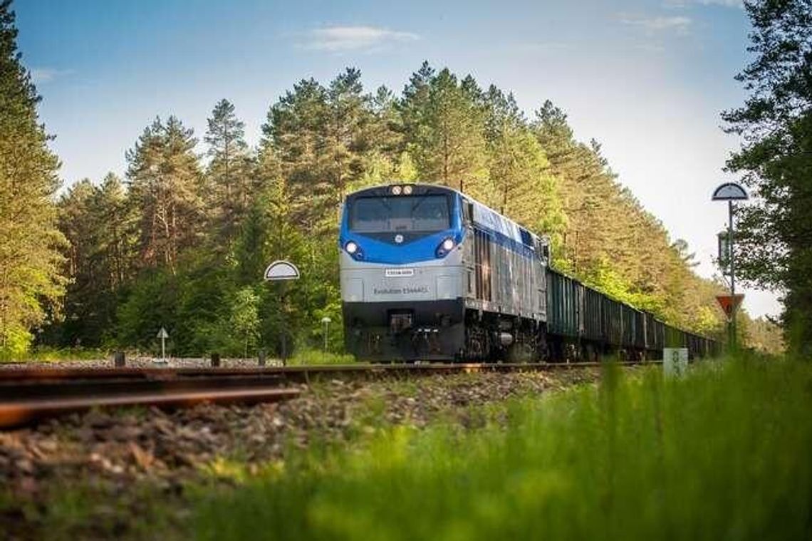 75 wagonów, ponad kilometr długości. Kolej testowała nową lokomotywę z Kazachstanu