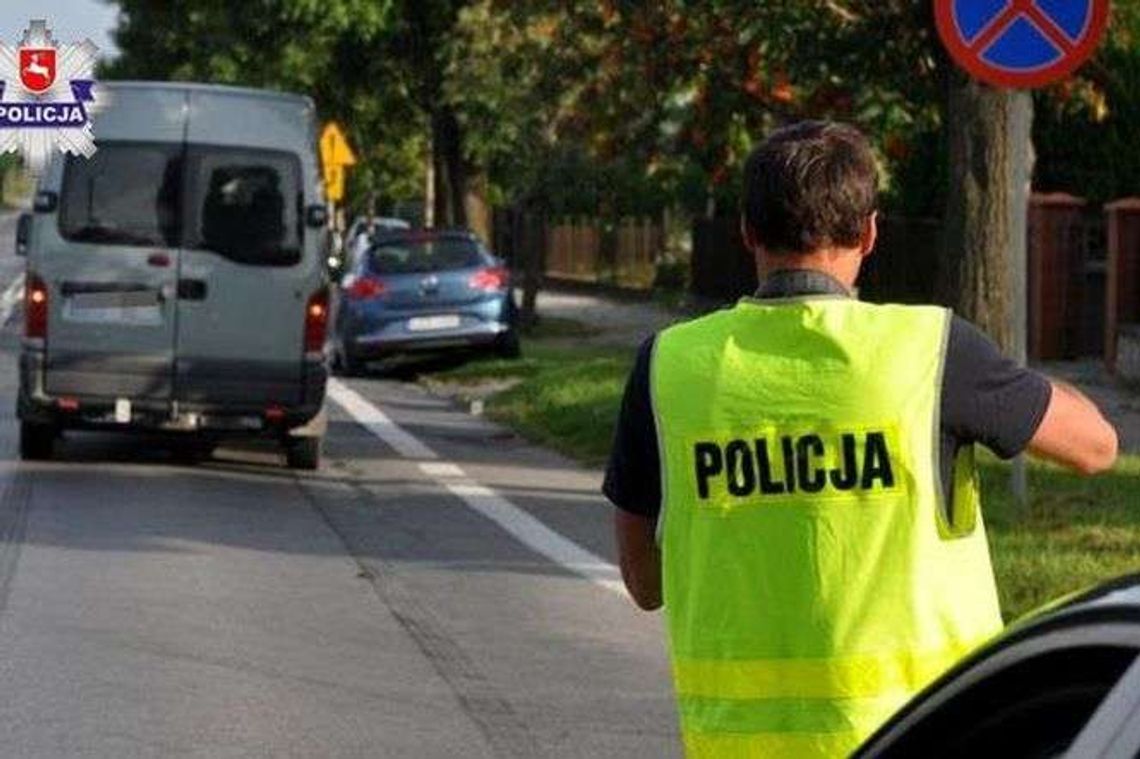 76-latek przechodził poza przejściem. Potrącił go samochód