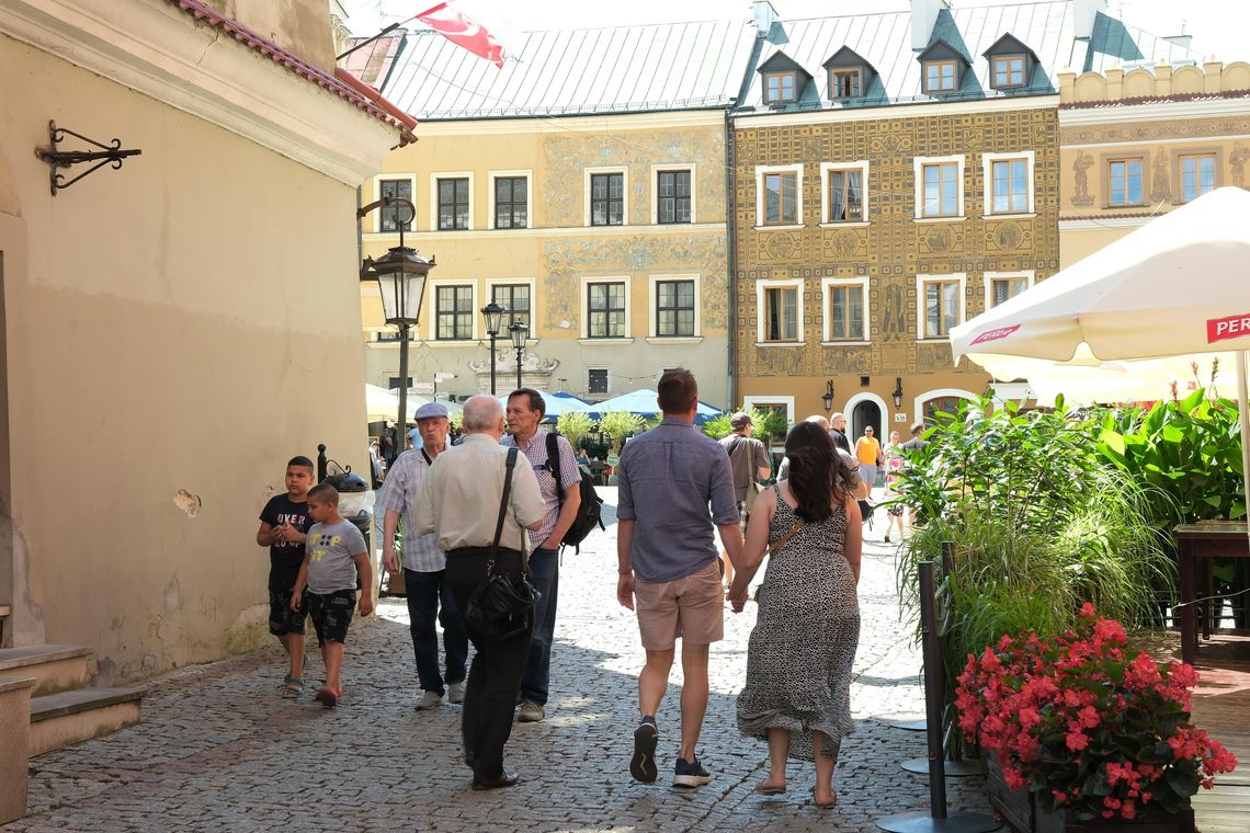turyści spacerujący po Starym Mieście w Lublinie