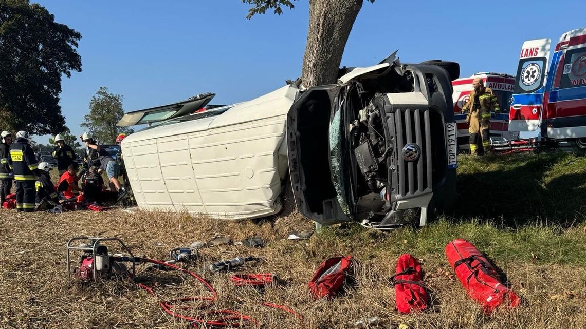 8 karetek, 4 śmigłowce pogotowia lotniczego - tragedia na trasie z Lublina do Kielc. Nie żyje kierowca busa i trener młodych piłkarzy (zdjęcia)
