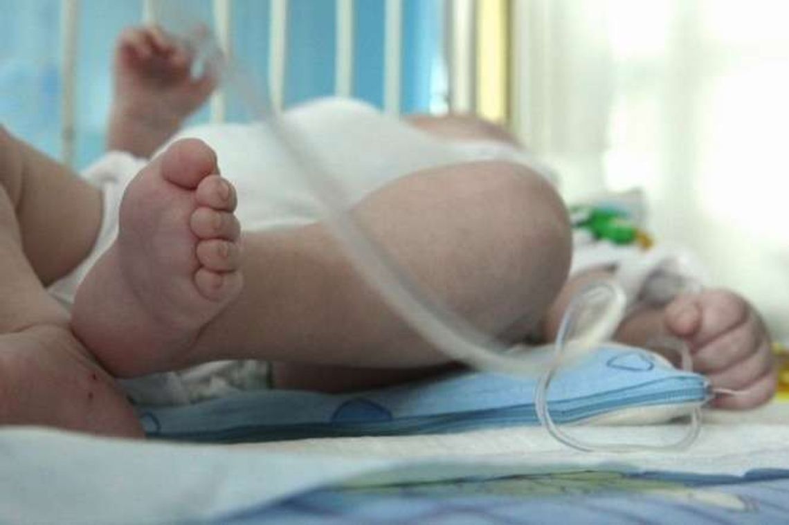 8-miesięczny chłopiec z pękniętą czaszką w szpitalu. Pijana matka: przewrócił się