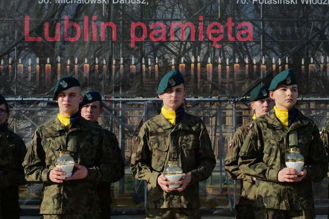 8. rocznica katastrofy smoleńskiej. Uroczystości na placu Litewskim [zdjęcia]