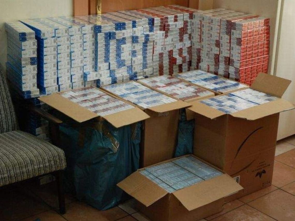 8 tys. paczek papierosów bez akcyzy pod podłogą 8 tys. paczek papierosów bez akcyzy pod podłogą