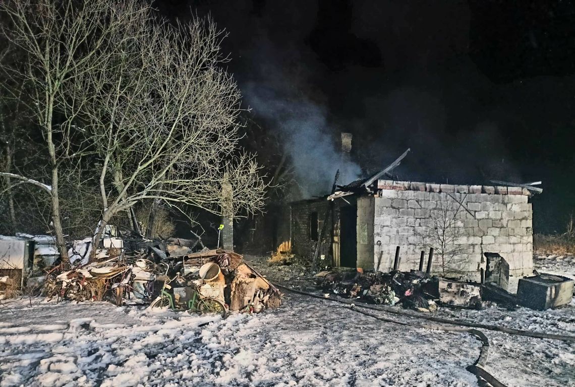 8 zastępów strażaków walczyło z ogniem. W zgliszczach znaleziono ciało mężczyzny 8 zastępów strażaków walczyło z ogniem. W zgliszczach znaleziono ciało mężczyzny