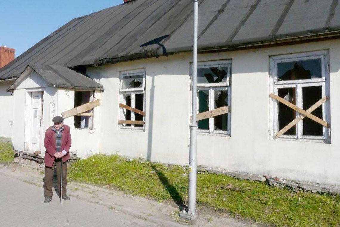 80-latek od lat mieszka w ruderze, a menele uprzykrzają mu życie