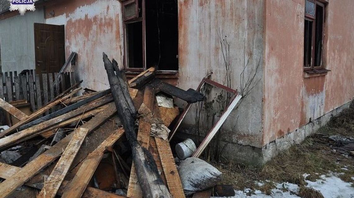 80-latek zginął w pożarze. Jego dom częściowo spłonął
