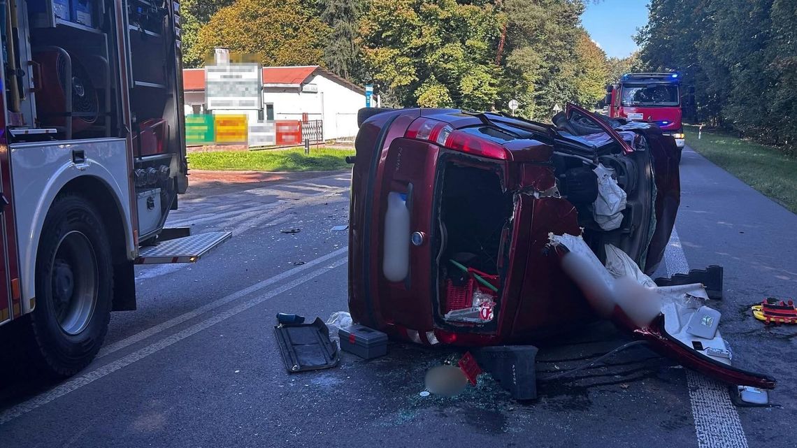 80-letni kierowca nie ustąpił pierwszeństwa ciężarówce. Dwie osoby ranne 80-letni kierowca nie ustąpił pierwszeństwa ciężarówce. Dwie osoby ranne