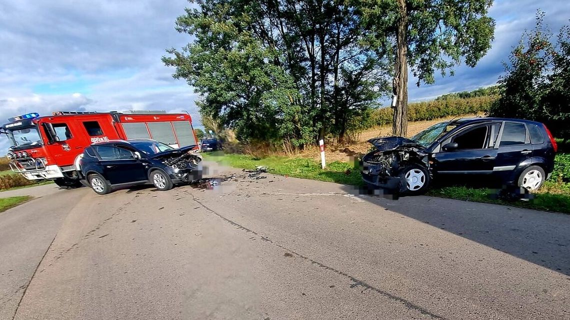 81-latek za kierownicą. Skończyło się poważną stłuczką na skrzyżowaniu