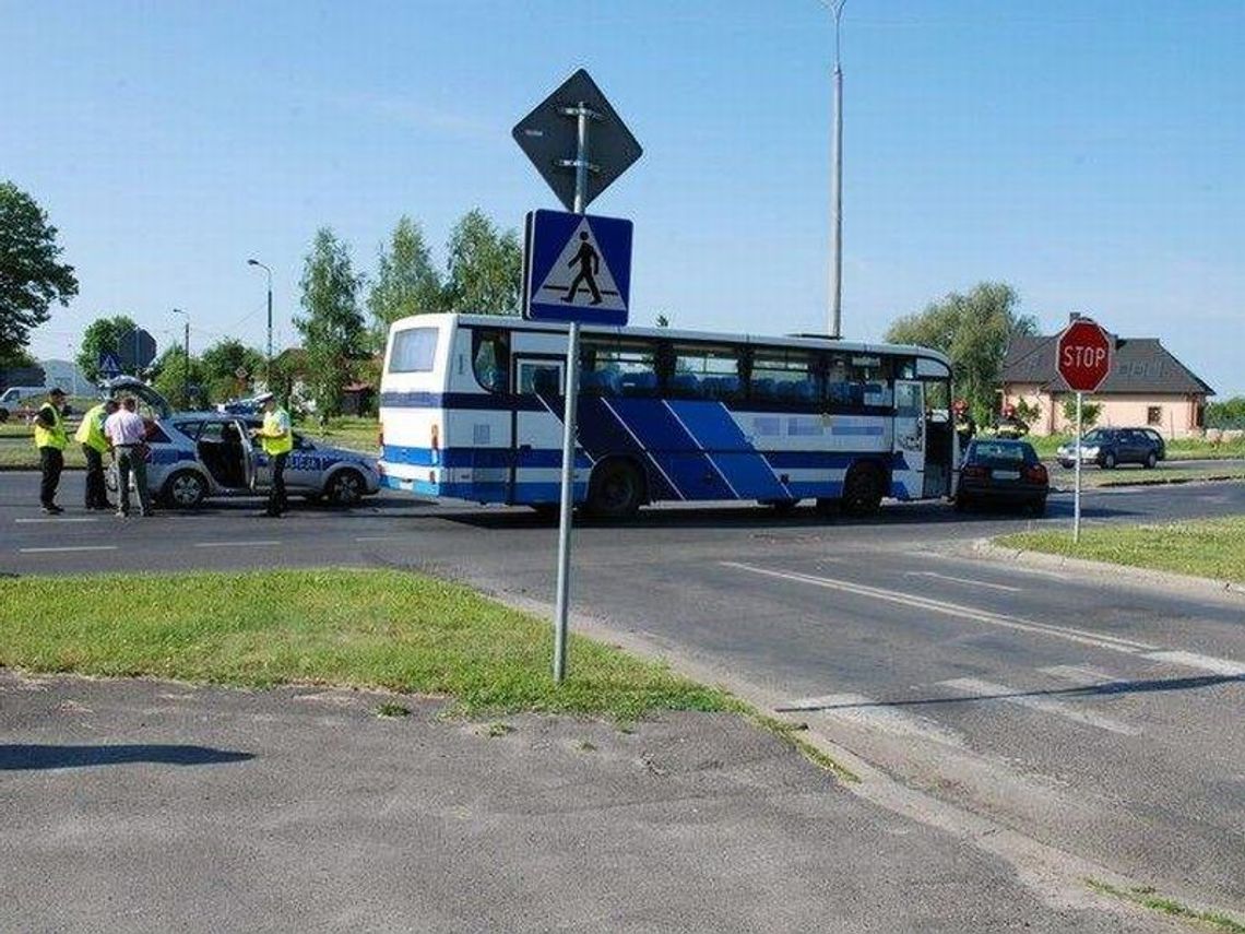 83-letni kierowca wjechał pod autobus PKS. Nie żyje