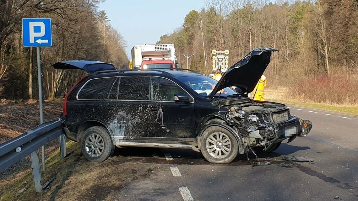 84-latek nie zauważył, że jest wyprzedzany. Skończyło się poważnie