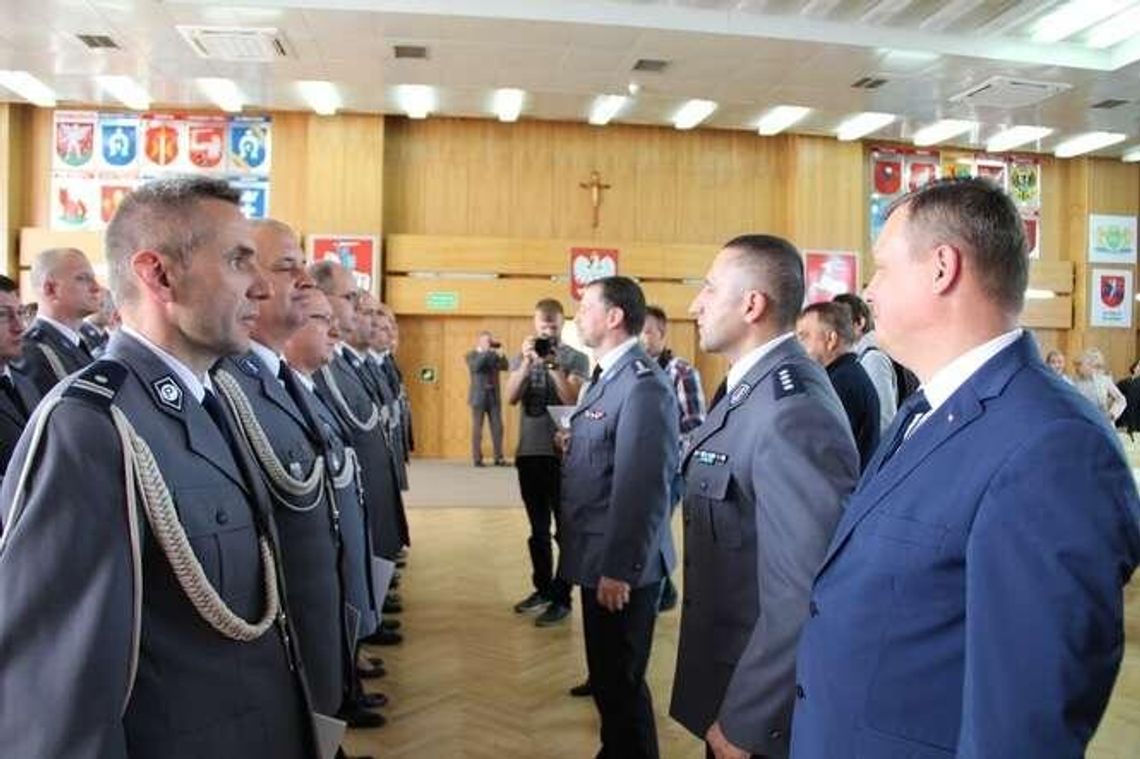 85 awansów w "jednej z najskuteczniejszych jednostek". Lista awansowanych policjantów