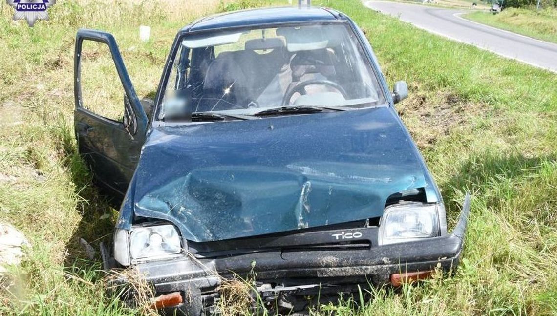 88-latek wypadł z drogi na zakręcie i wjechał do rowu. Pasażerka auta w szpitalu 88-latek wypadł z drogi na zakręcie i wjechał do rowu. Pasażerka auta w szpitalu