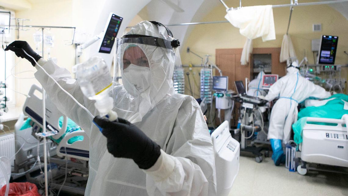 9 077 nowych przypadków zakażenia koronawirusem w Polsce. Zmarło 240 chorych