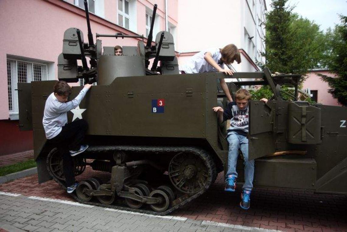 9-tonowy wóz bojowy przyjechał do uczniów gimnazjum (wideo) 9-tonowy wóz bojowy przyjechał do uczniów gimnazjum (wideo)