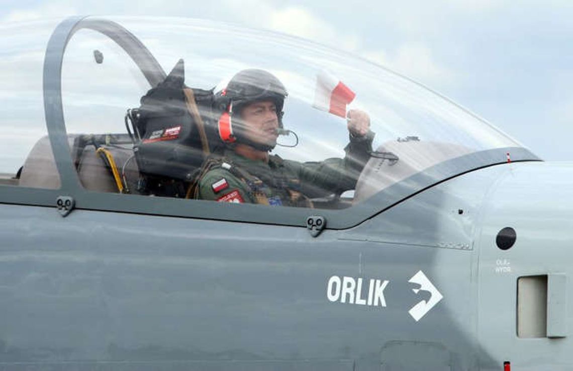 90-lecie "Szkoły Orląt". Pokazy lotnicze głównym punktem obchodów (wideo, zdjęcia)