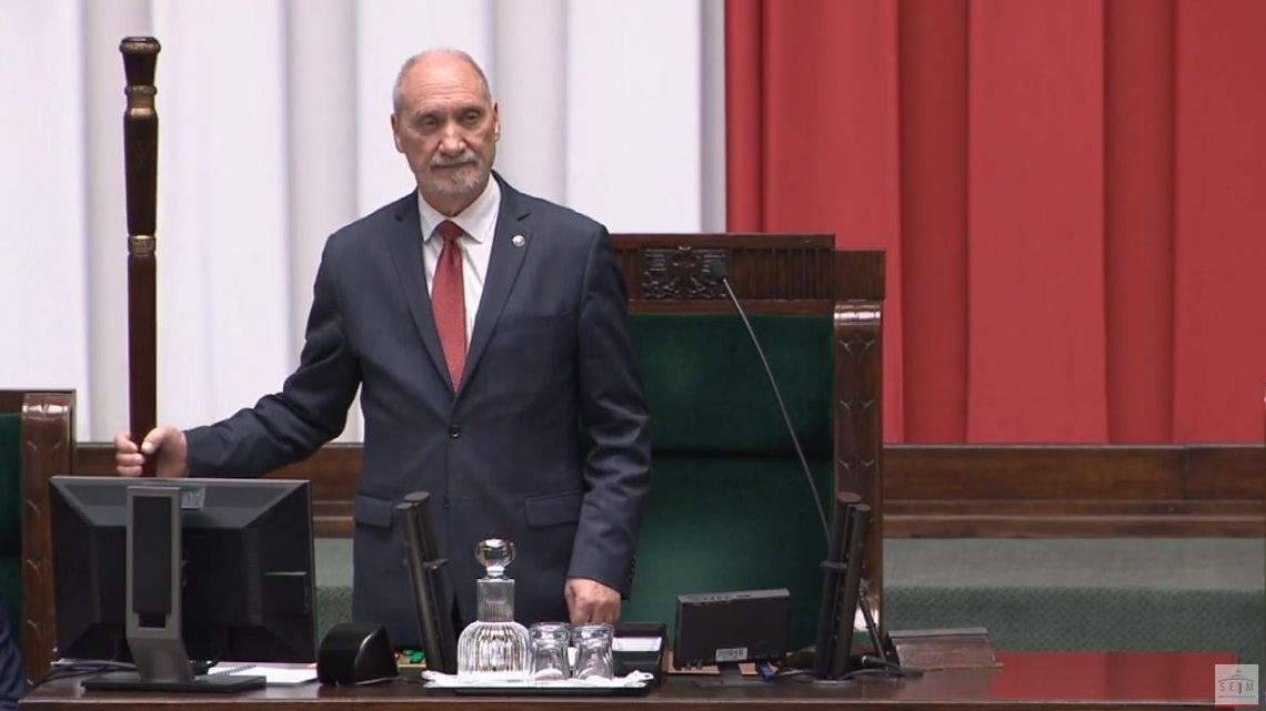 A. Macierewicz otworzył inauguracyjne posiedzenie Sejmu IX kadencji A. Macierewicz otworzył inauguracyjne posiedzenie Sejmu IX kadencji