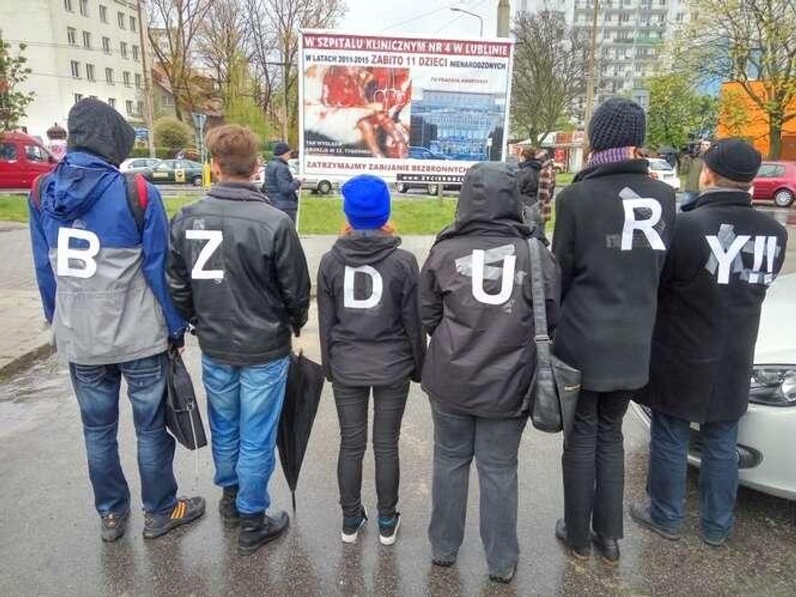 Aborcja. Dwie przeciwne sobie pikiety przed szpitalem w Lublinie Aborcja. Dwie przeciwne sobie pikiety przed szpitalem w Lublinie
