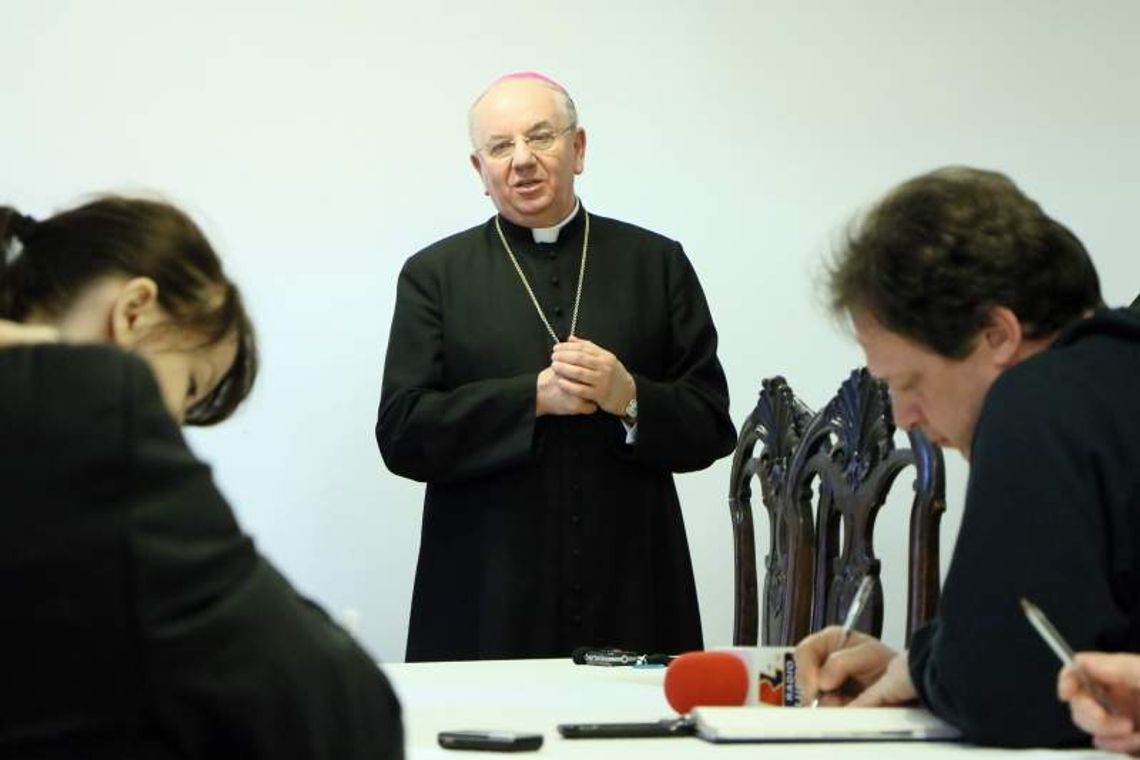 Abp. Budzik o antyklerykalnym plakacie: "Powinniśmy się wstydzić" (wideo)