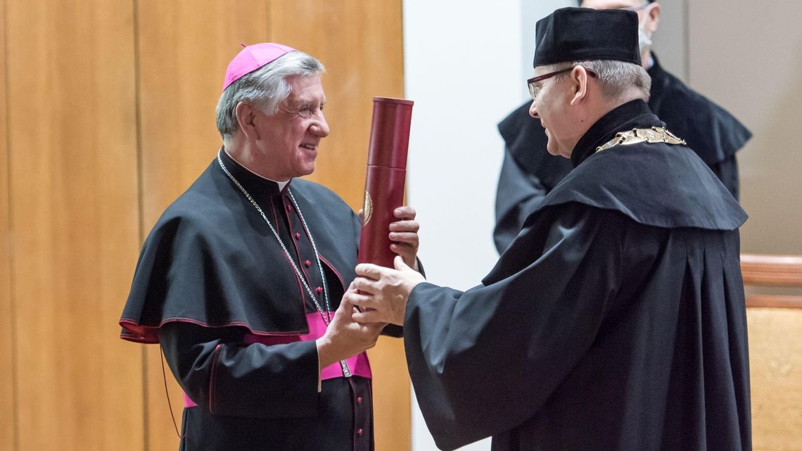 Abp Dzięga odebrał nagrodę na KUL. Ostre komentarze, proboszcz zapowiada koniec zbiórek na uczelnię 
