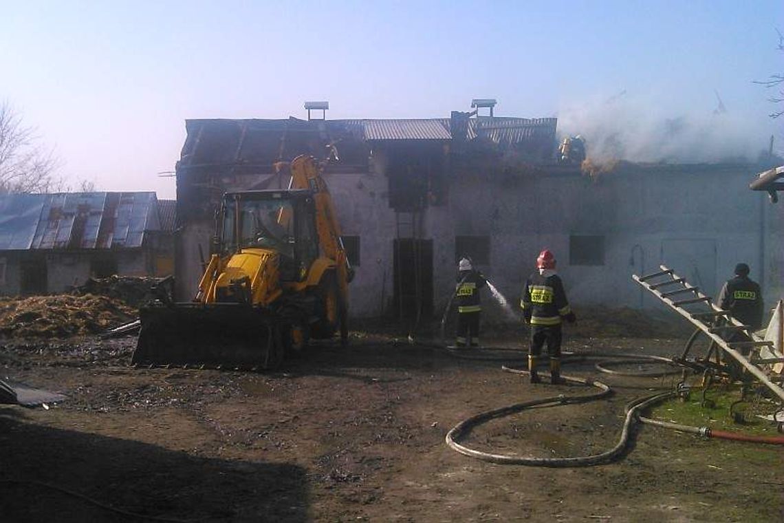 Abramów. Pożar stodoły od uderzenia pioruna