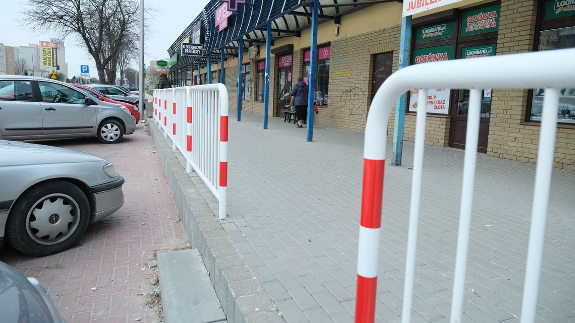 Absurd drogowy. Postawili barierki, ale nikt nie wie po co. Część już zdemontowali