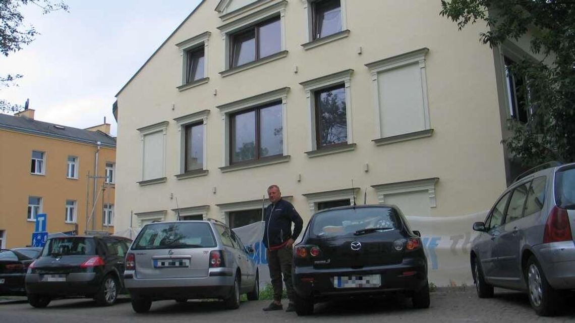 Absurd. Urzędnicy każą mu wstawić szklane pustaki zamiast okien