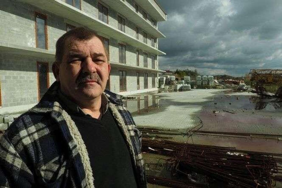 Absurdalna sytuacja. Rolnik ma działkę, ale stoi na niej blok należący do dewelopera Absurdalna sytuacja. Rolnik ma działkę, ale stoi na niej blok należący do dewelopera