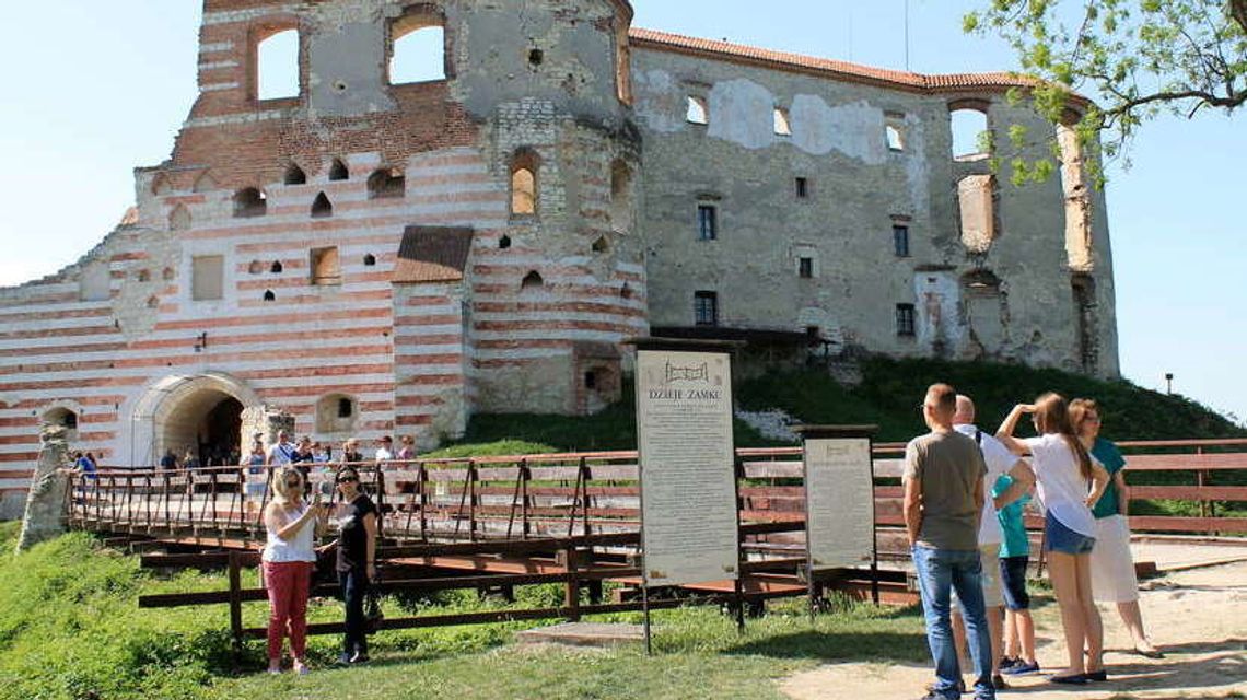 Aby tam dojechać, trzeba było uzbroić się w cierpliwość. Fala turystów zalała Janowiec 