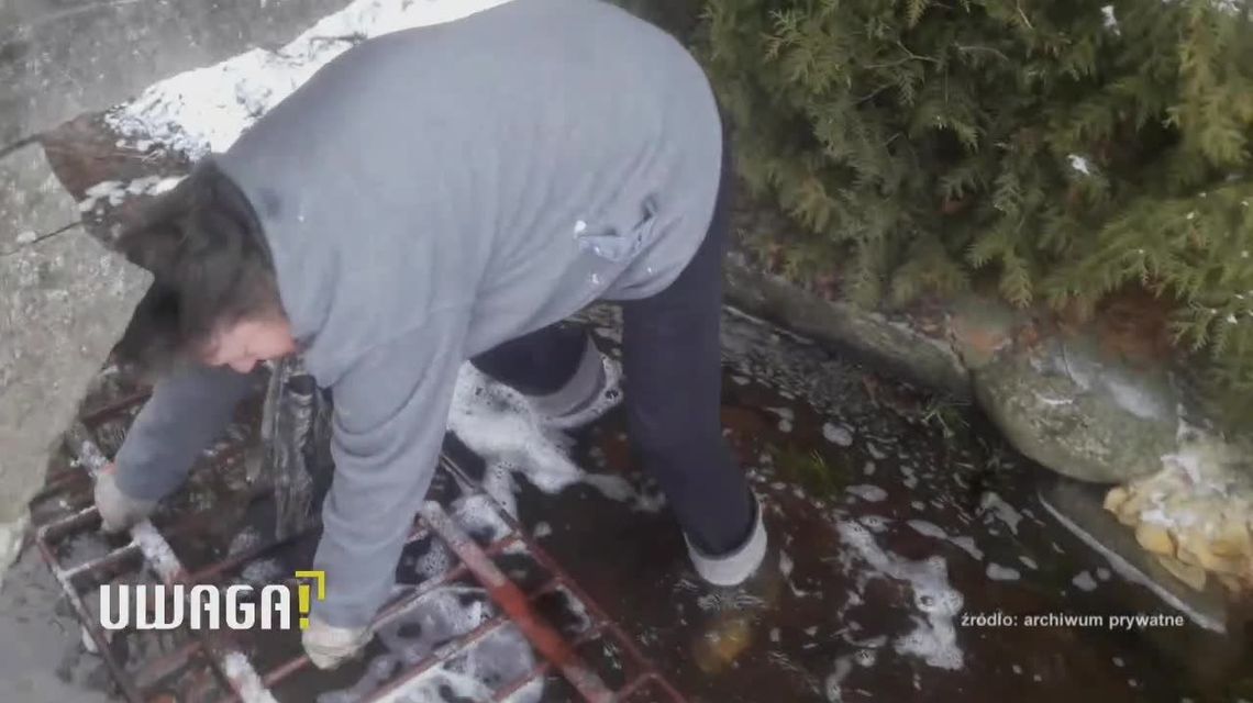 Aby wydostać się z domu, brodzą przez kanał z wodą. Sąsiedzi odcięli im wyjście Aby wydostać się z domu, brodzą przez kanał z wodą. Sąsiedzi odcięli im wyjście