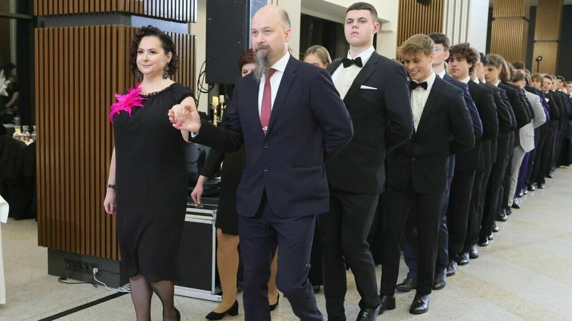 Ach, co za bal! Uczniowie Staszica na razie bawią się na studniówce Ach, co za bal! Uczniowie Staszica na razie bawią się na studniówce