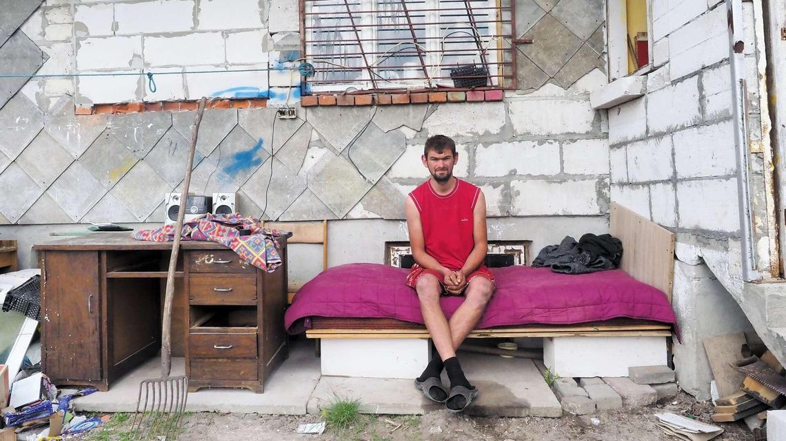 Adam nie poznał dobrego serca sąsiadów. "Trudny przypadek" okradziony i wykorzystany Adam nie poznał dobrego serca sąsiadów. "Trudny przypadek" okradziony i wykorzystany