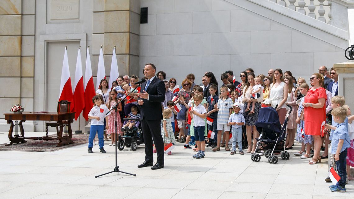 Adopcja dzieci tylko dla par dwupłciowych. Prezydent podpisał projekt zmian konstytucji