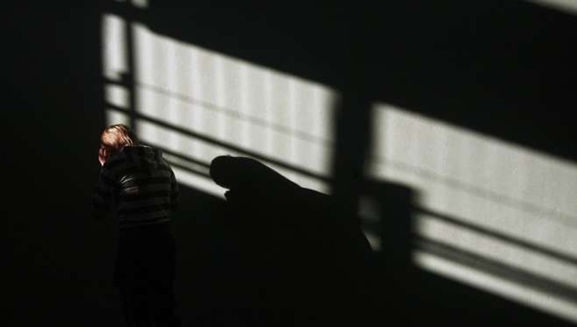 Adopcyjny ojciec gwałcił i molestował dziecko? Prokuratura umorzyła śledztwo w głośnej sprawie Adopcyjny ojciec gwałcił i molestował dziecko? Prokuratura umorzyła śledztwo w głośnej sprawie