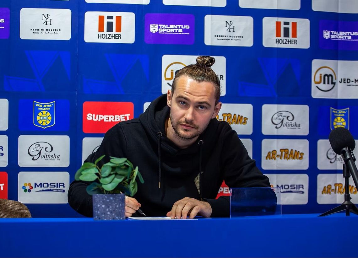 Adrian Szynka strzela Stali zamiast dla Stali, wysoka porażka Świdniczanki