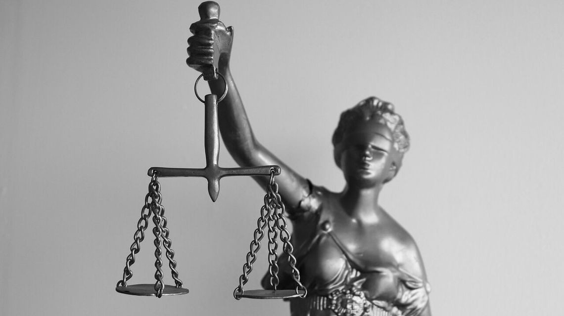 Adwokat oskarżony o oszustwa na miliony. Wśród pokrzywdzonych instytucje kościelne