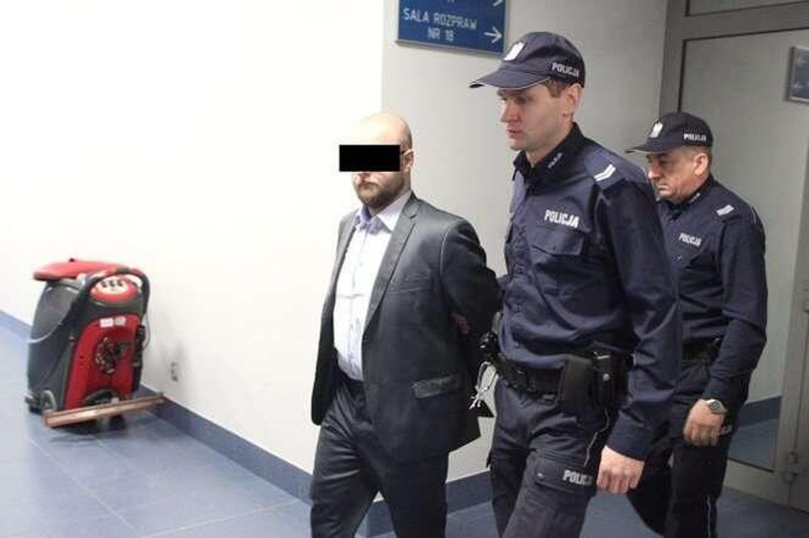 Adwokat pobił i ranił nożem żonę. Zakrwawiona kobieta uciekła do apteki Adwokat pobił i ranił nożem żonę. Zakrwawiona kobieta uciekła do apteki