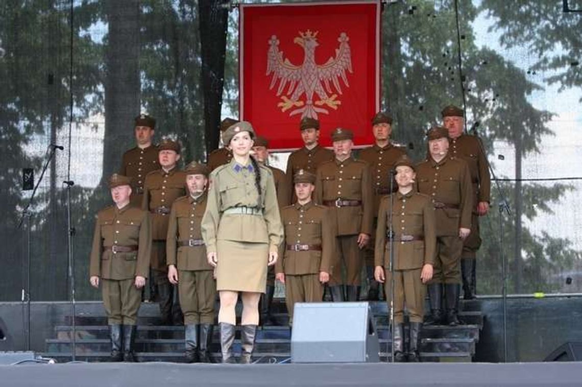 Agnieszka Chylińska na Dniach Patrona, obok zespołu Wojska Polskiego 