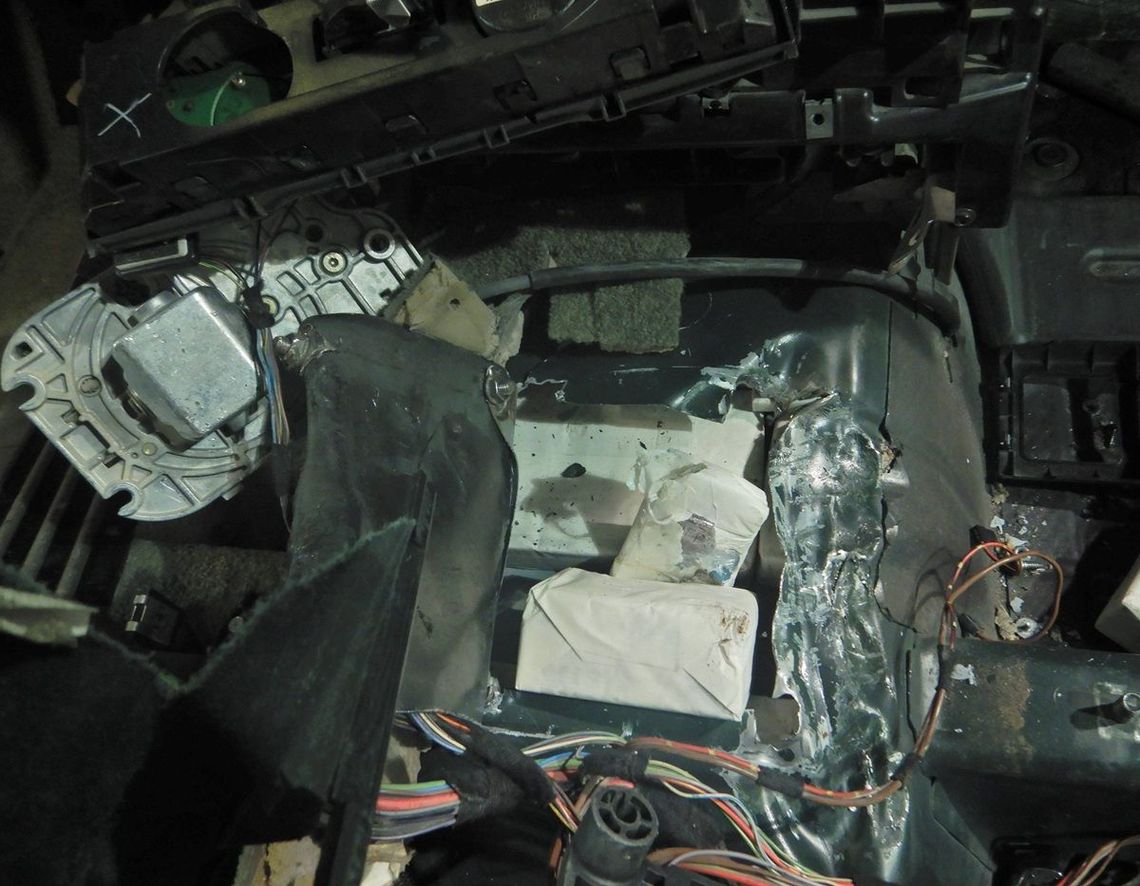 Funkcjonariusze Służby Celno-Skarbowej z Terespola udaremnili przemyt ponad 1,1 tys. paczek papierosów i zatrzymali napastliwego kierowcę z Białorusi.