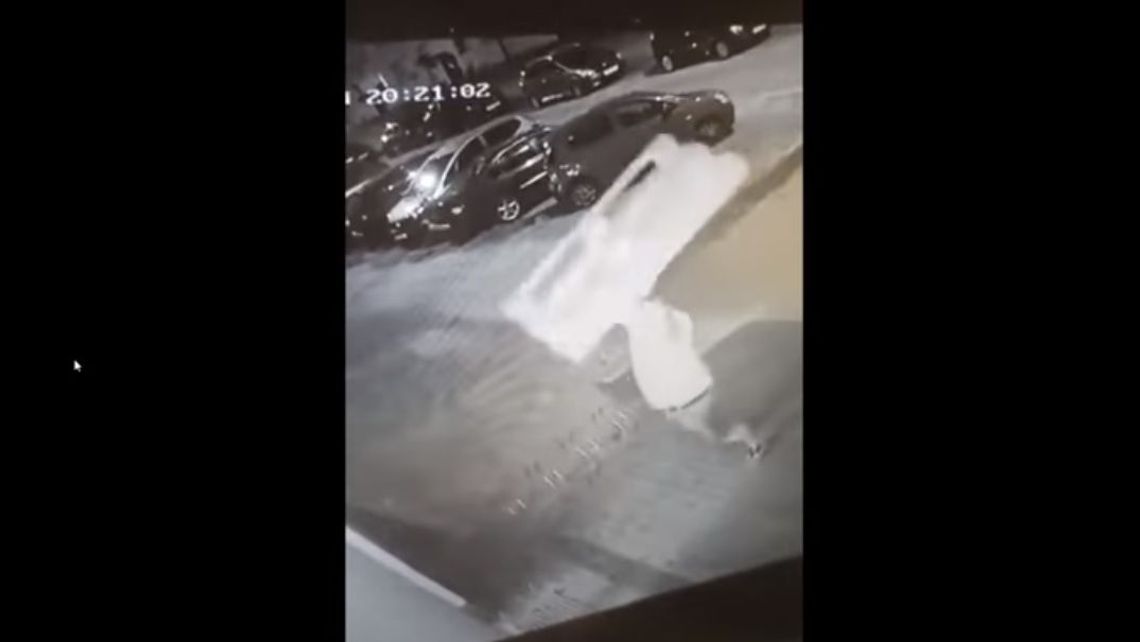 Agresywny mężczyzna brutalnie pobił pracowników "Żabki" [drastyczne wideo]