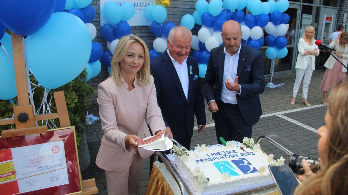 Akademia Bialska świętuje tortem i premiami dla pracowników. Za co te nagrody? Akademia Bialska świętuje tortem i premiami dla pracowników. Za co te nagrody?