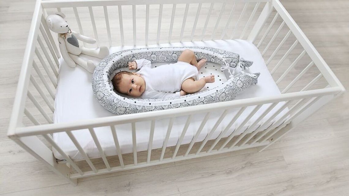 Akcesoria do łóżeczka zadbają o spokojny sen niemowlaka. Które z nich wybrać?