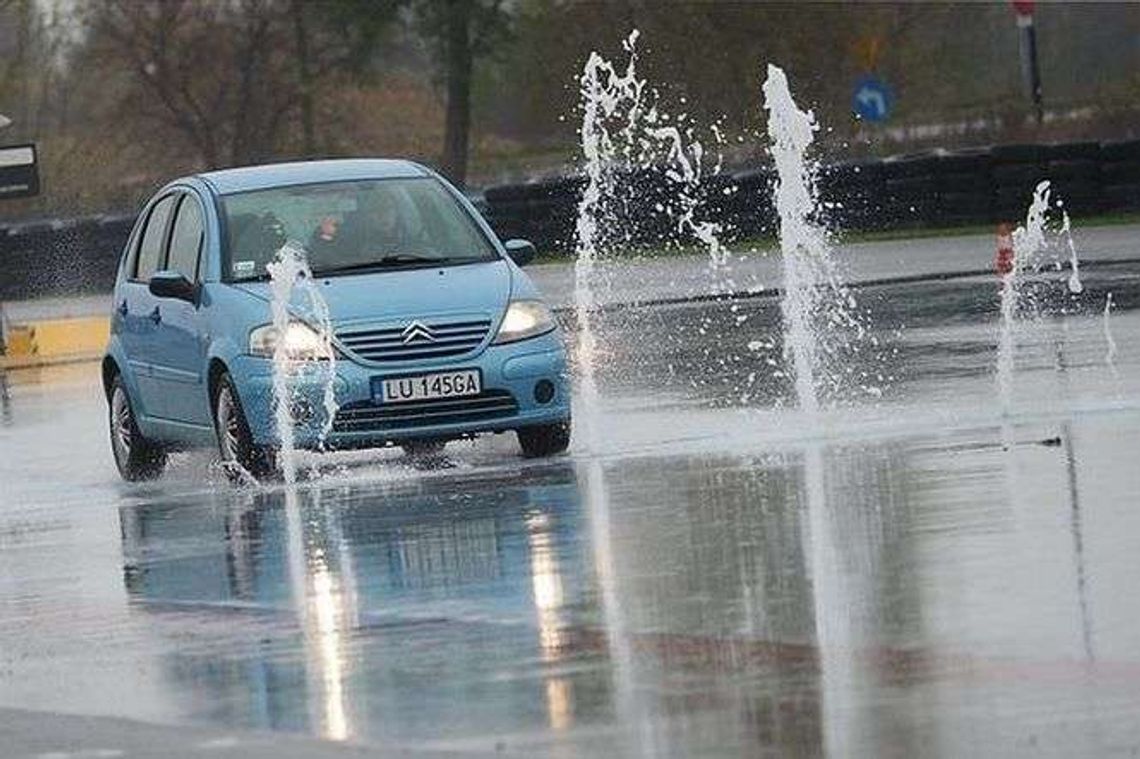 Akcja „Bezpieczna jesień”. Szkolili kierowców m.in. jak wyjść z poślizgu Akcja „Bezpieczna jesień”. Szkolili kierowców m.in. jak wyjść z poślizgu