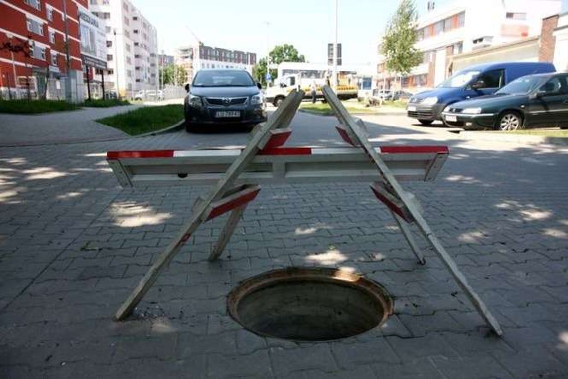 Akcja 'pokrywa' i studzienka tajemnic. Dlaczego naprawa trwa tak długo? Akcja 'pokrywa' i studzienka tajemnic. Dlaczego naprawa trwa tak długo?