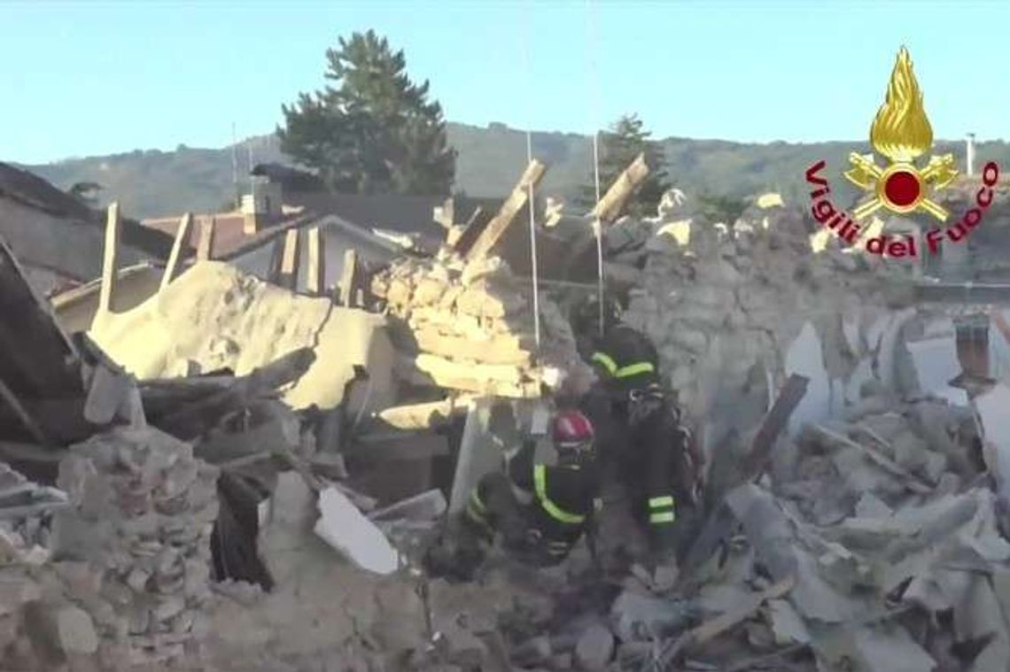 Akcja poszukiwawcza po trzęsieniu ziemi trwa. Strażacy przeszukują zniszczone budynki