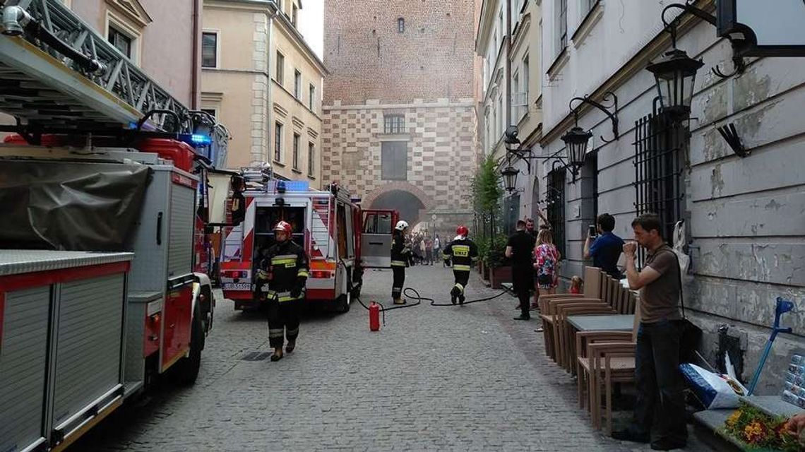 Akcja strażaków na Starym Mieście. W kominie zapaliła się sadza [ZDJĘCIA, WIDEO]