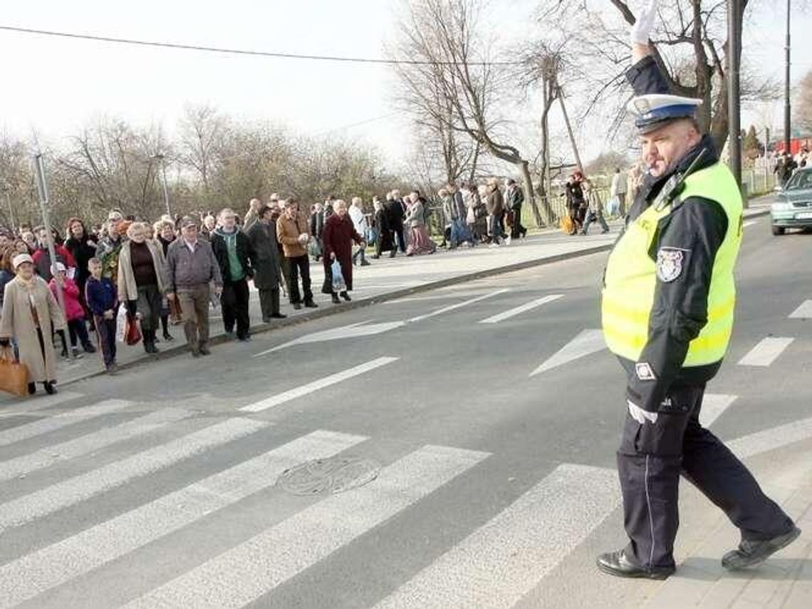 Akcja "Znicz" od piątku. Więcej policji na drogach, kierowcy noga z gazu!