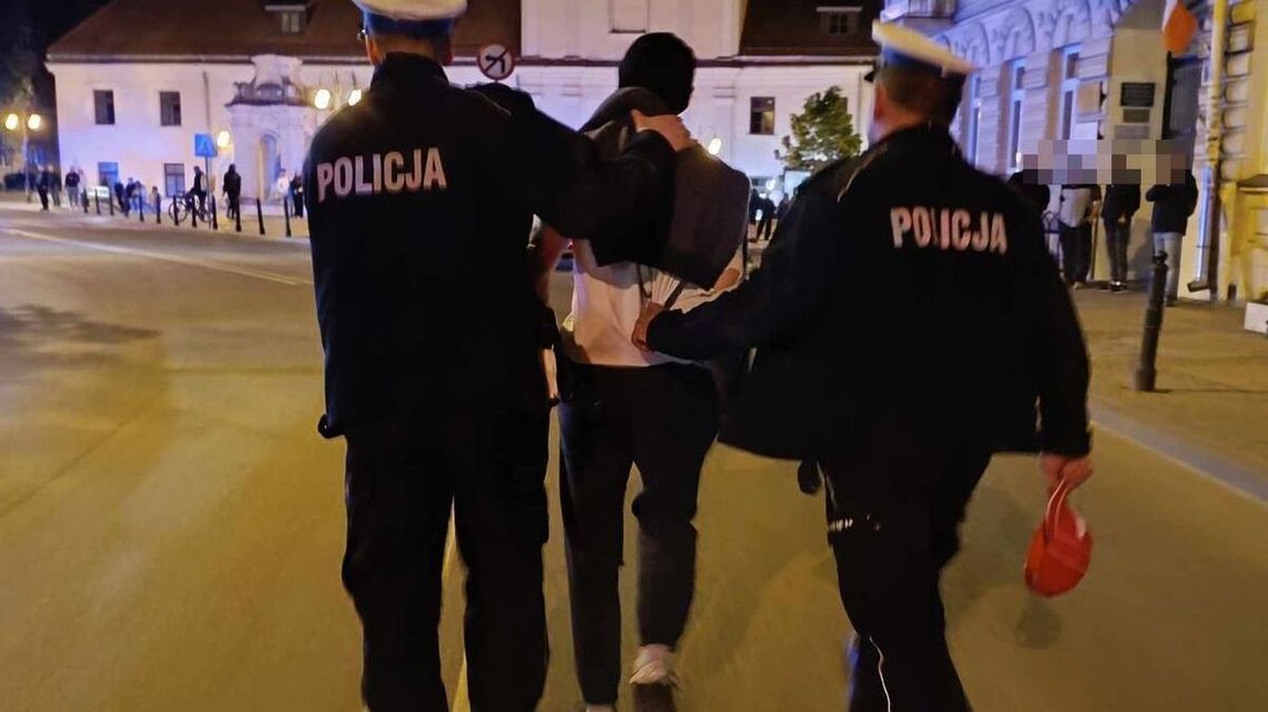 Akrobata z promilami. Wszedł na dźwig, uruchomił go i uszkodził latarnię