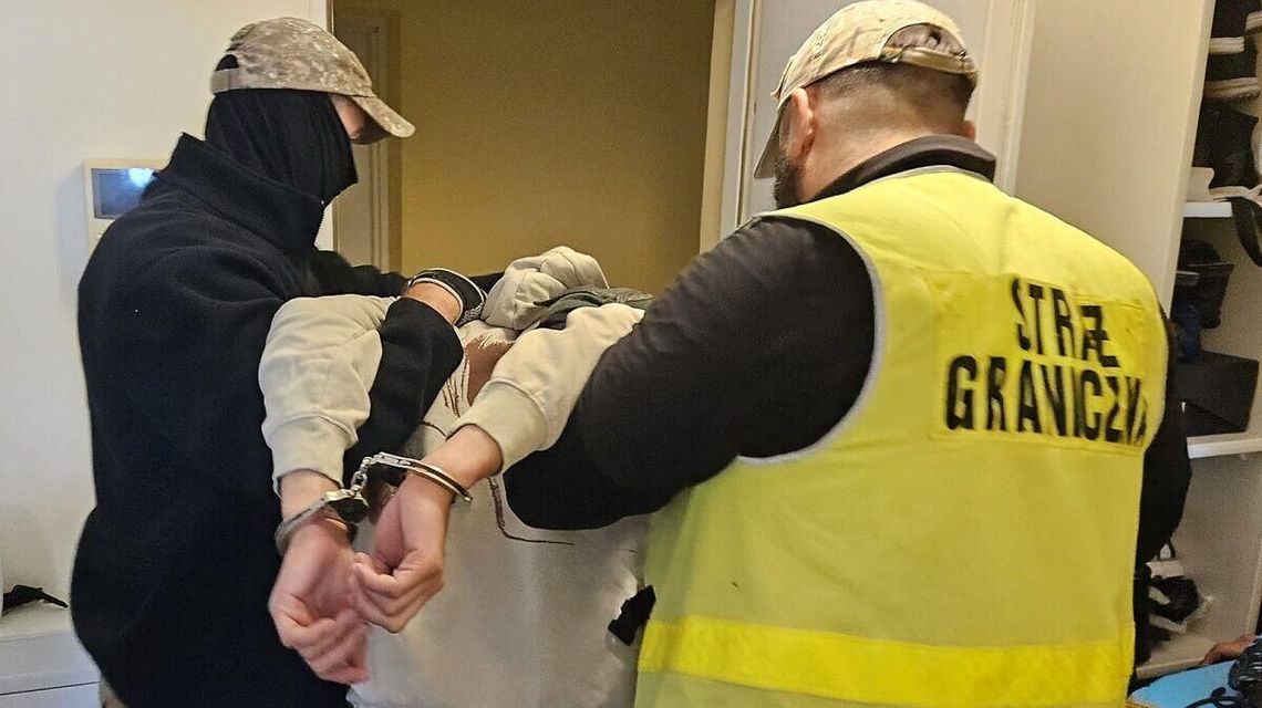 Akt oskarżenia wobec 12 osób. Zorganizowana grupa przemycała migrantów przez granicę