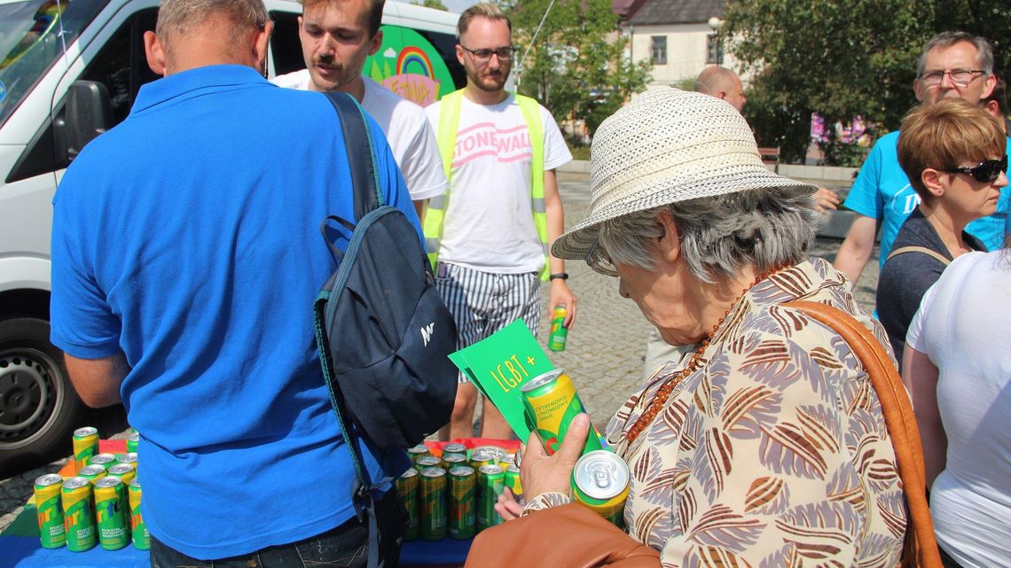 Aktywiści LGBT w Białej Podlaskiej. Akademię zabezpieczała policja Aktywiści LGBT w Białej Podlaskiej. Akademię zabezpieczała policja